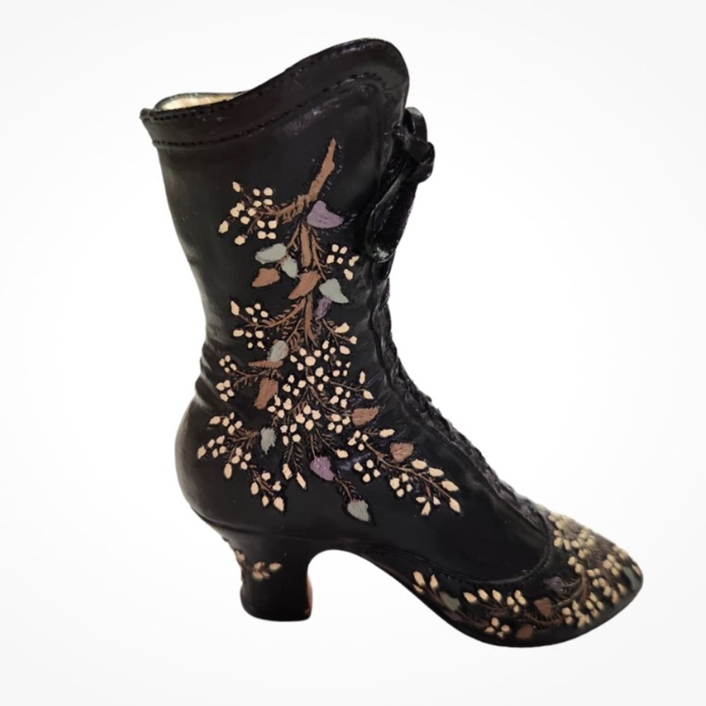 Vintage 1999 Nostalgia
Popular Imports Antique Style Womens Boot Style Piece